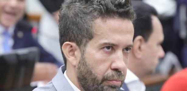 TSE manda WhatsApp suspender canal pró-Lula de Janones após ação de Flávio