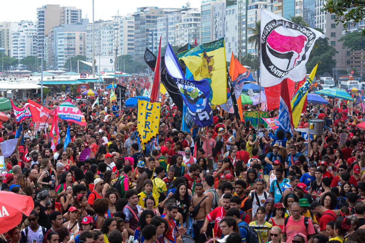 Apoiadores de Lula fazem ato em Copacabana com críticas a Flávio e defesa do fim da escala 6x1