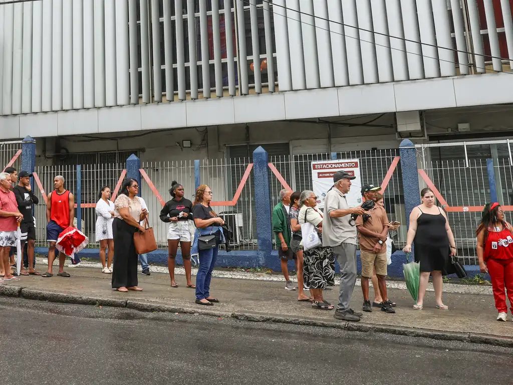 Após falta de ônibus nas eleições, projeto prevê até 10 anos de prisão para prefeitos